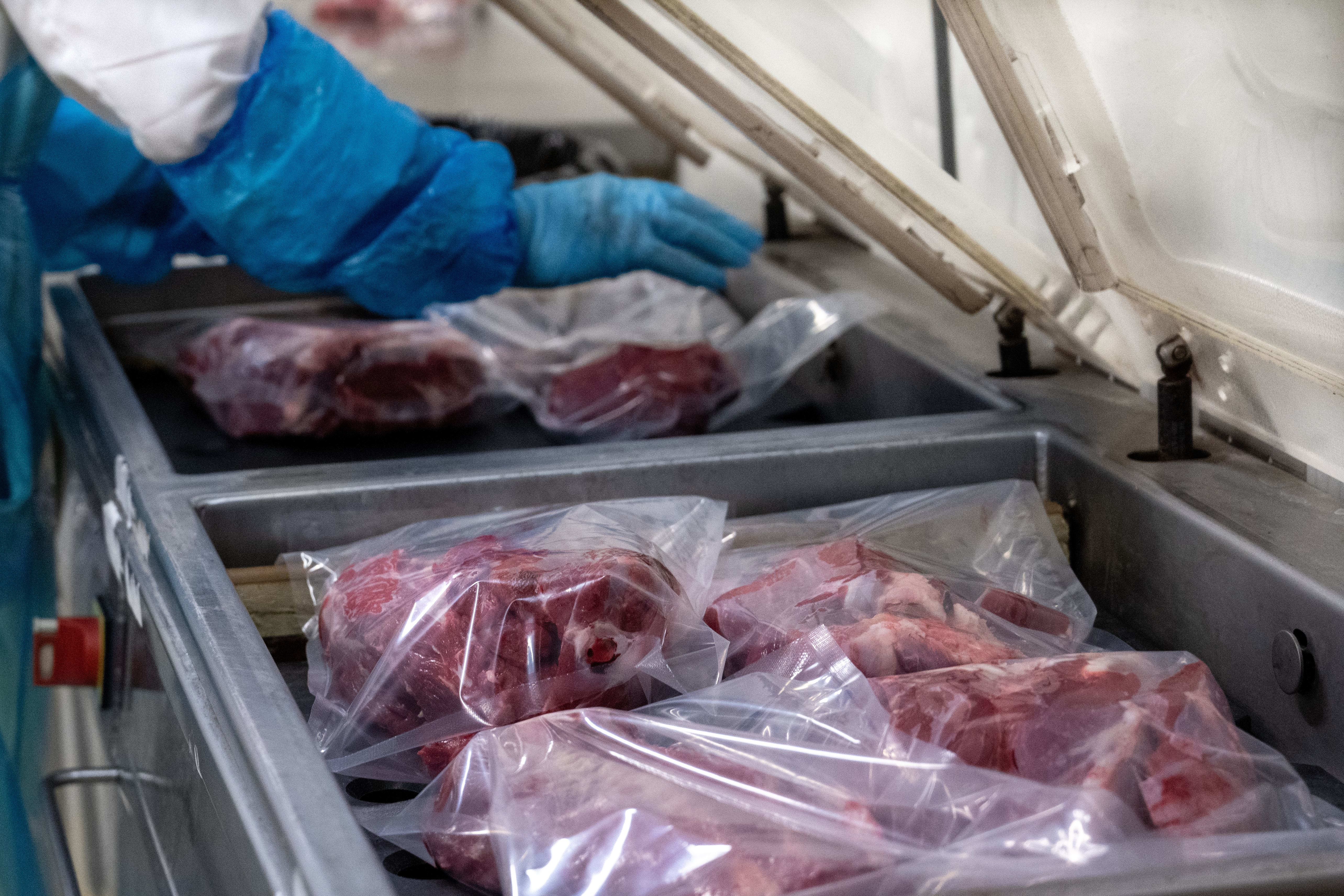 Marha húskészítmények csomagolási fázisban