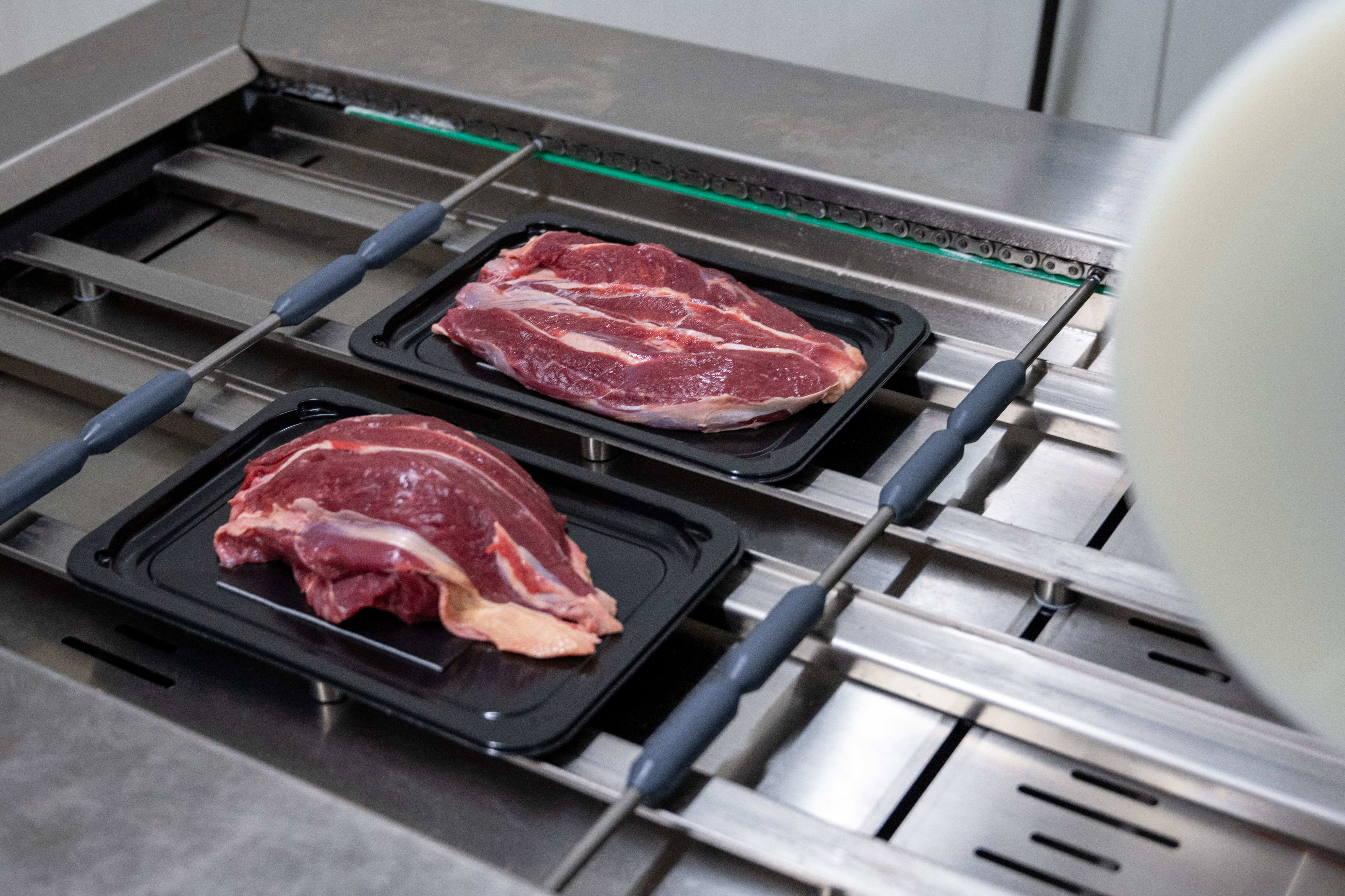 Friss hústermékek a csomagolópadon