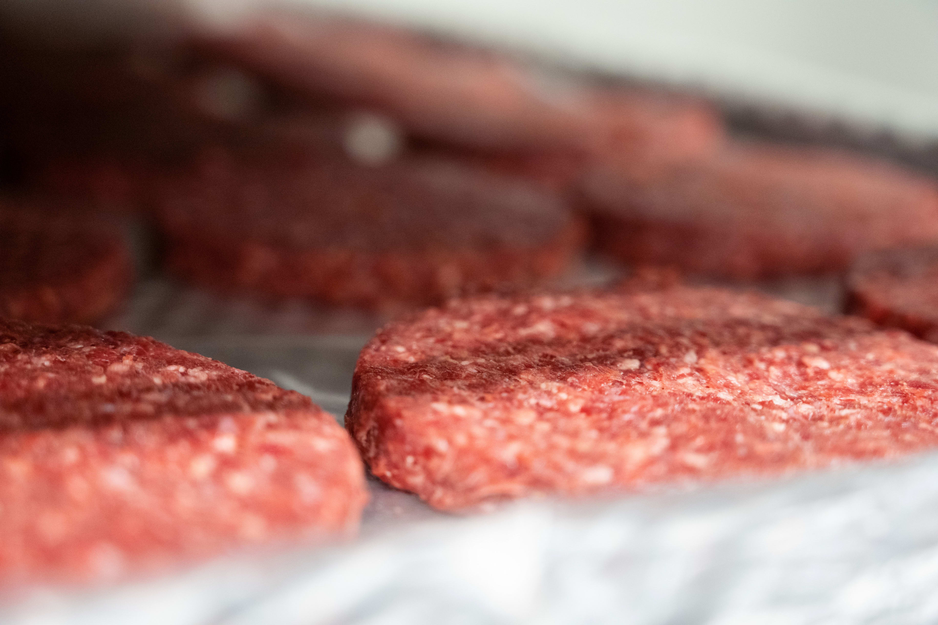 Friss marhahúspogácsák csomagolás előtt