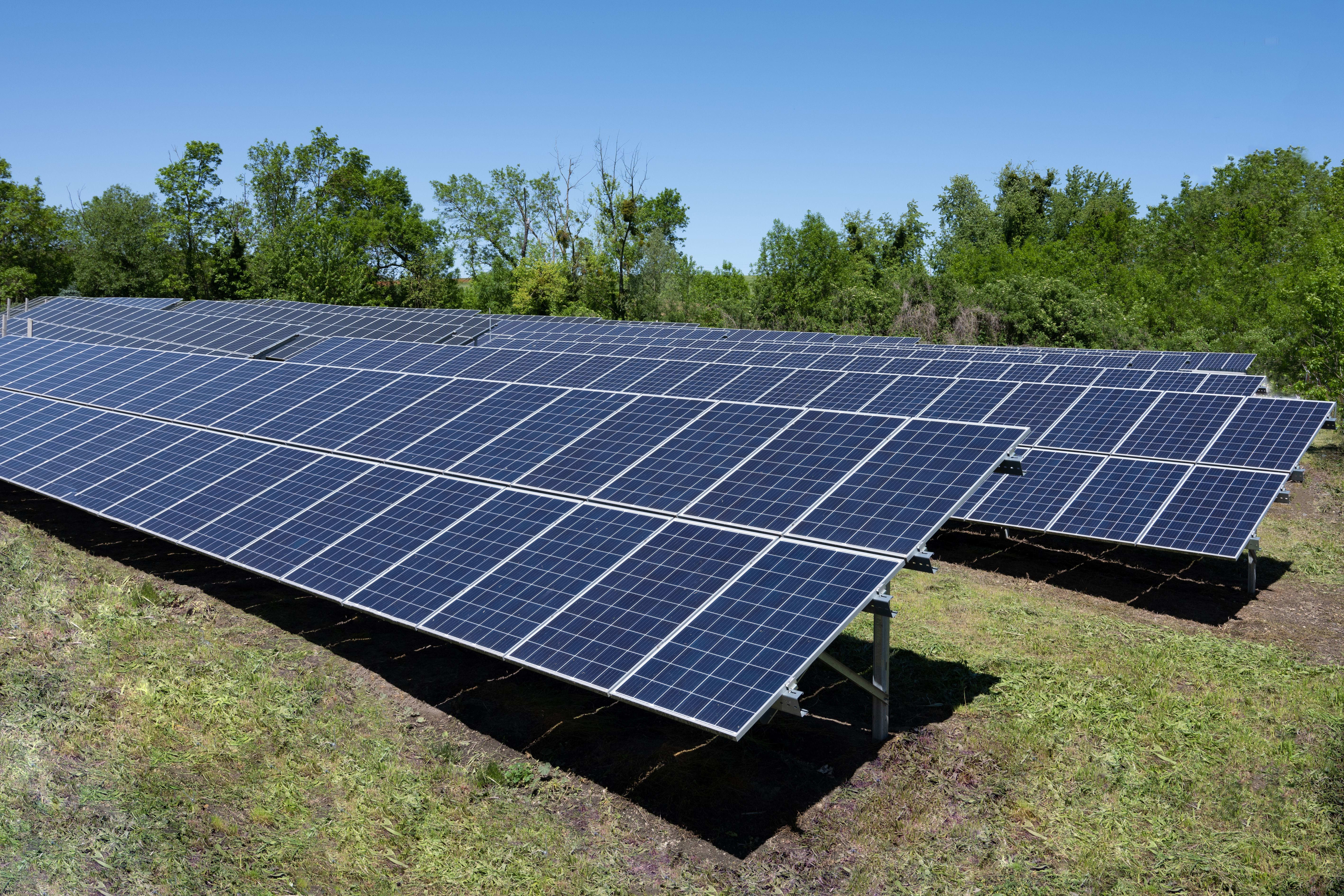 Üzem külső: napelem park